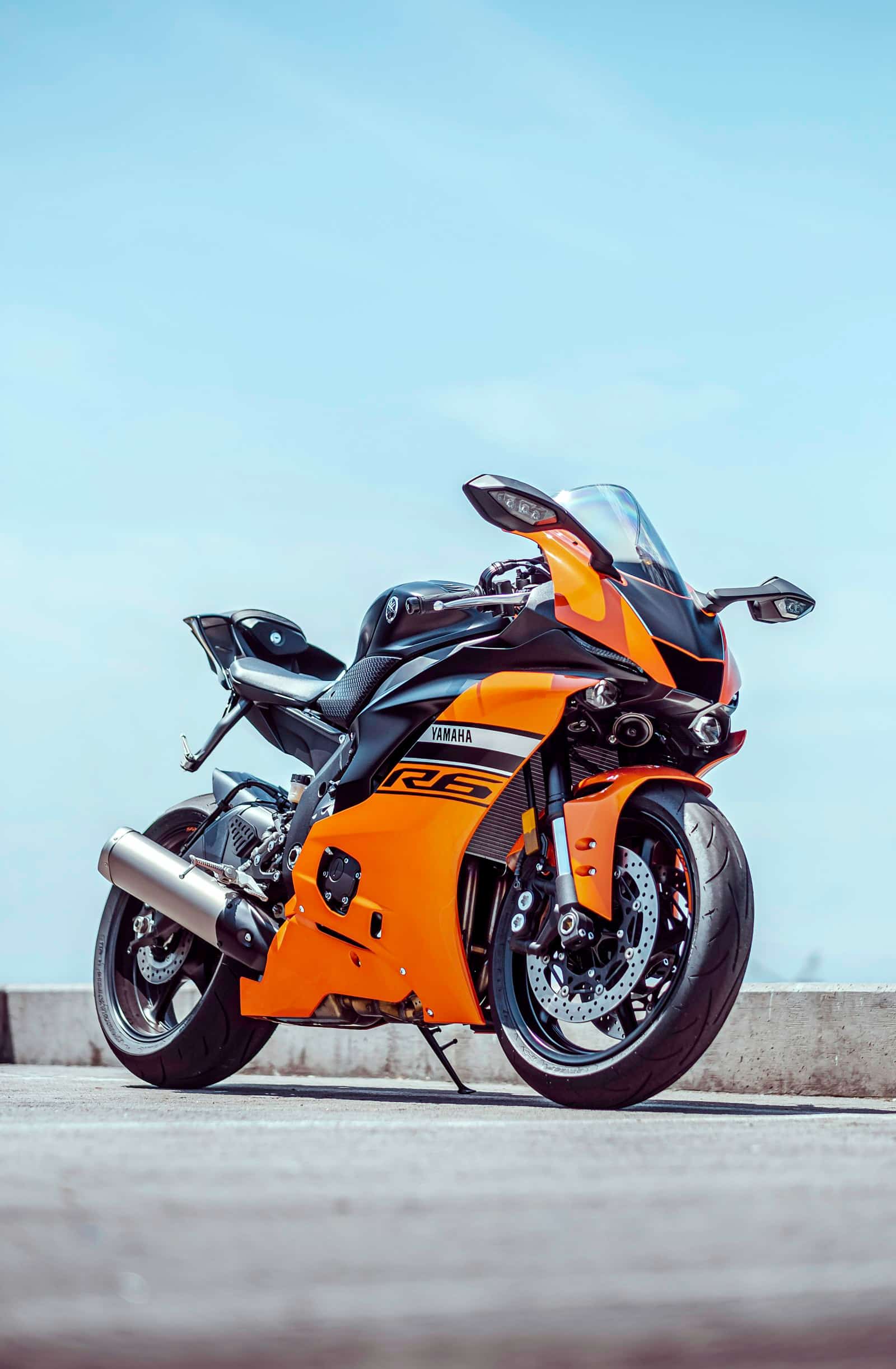 Groupe de motards sur route